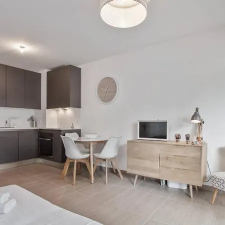 Διαμέρισμα Brand New Splendid 1bed Apt Next To Beach Αντίμπ